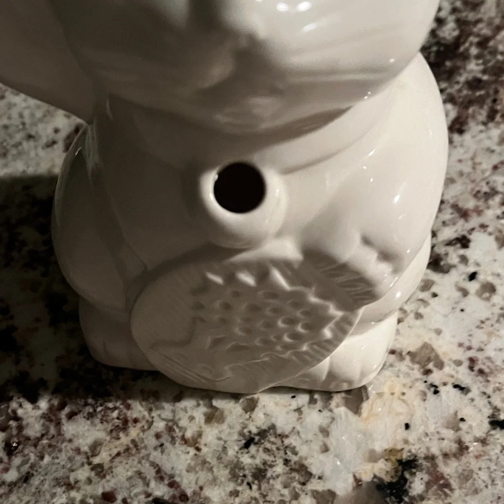 Elegant White Ceramic Maneki-Neko Cat